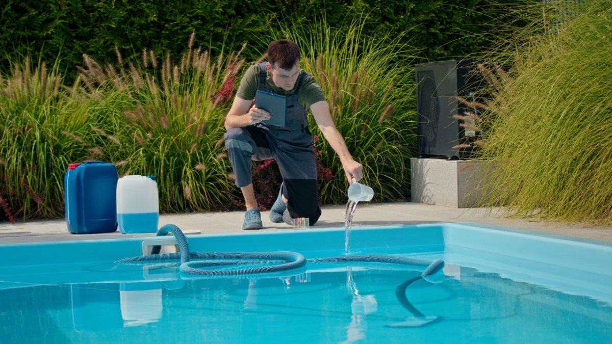 Le calendrier d'entretien de piscine au fil des saisons en Gironde